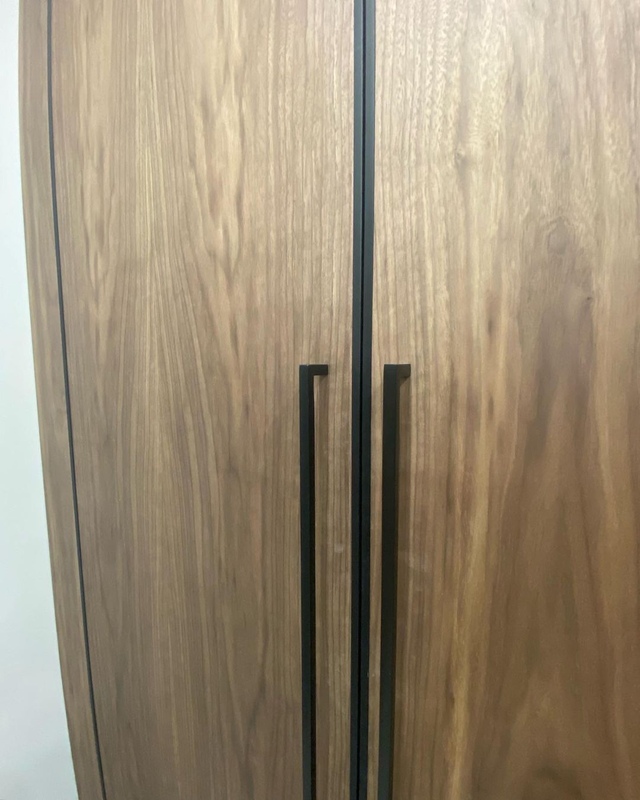 Встроенные распашные шкафы-Встроенный шкаф с распашными дверями в прихожую «Модель 21»-фото3